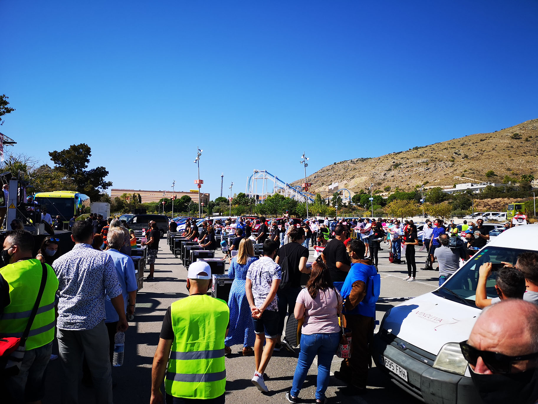 Miles de personas congregadas en el parking de Terra Mítica